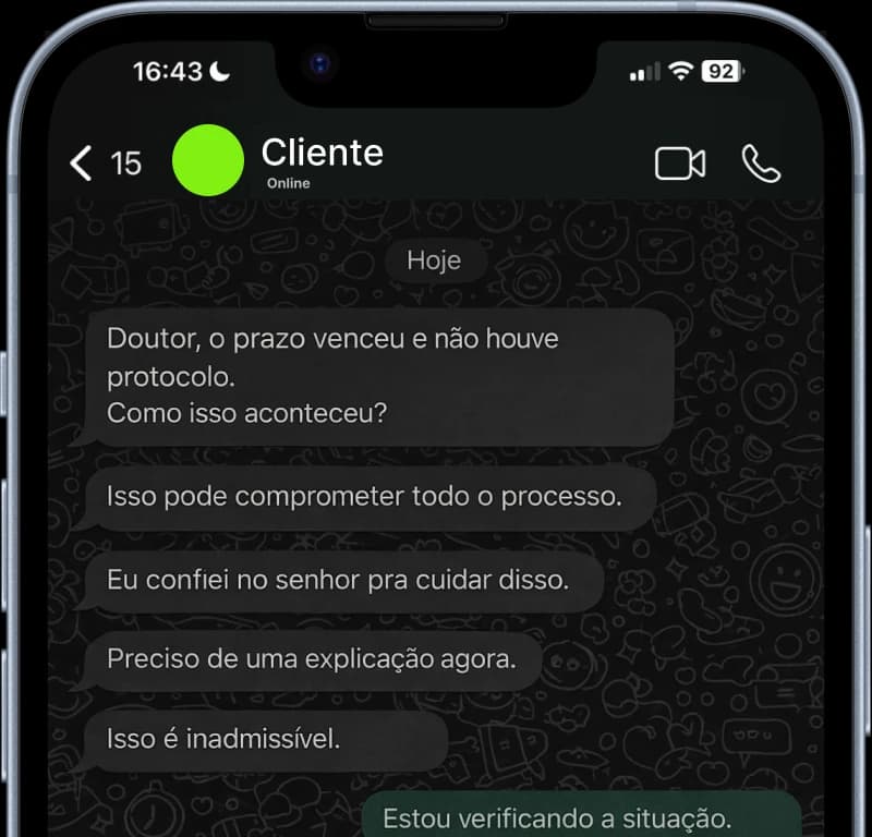 Mockup do PrazorJus em smartphone — agenda e processos no celular